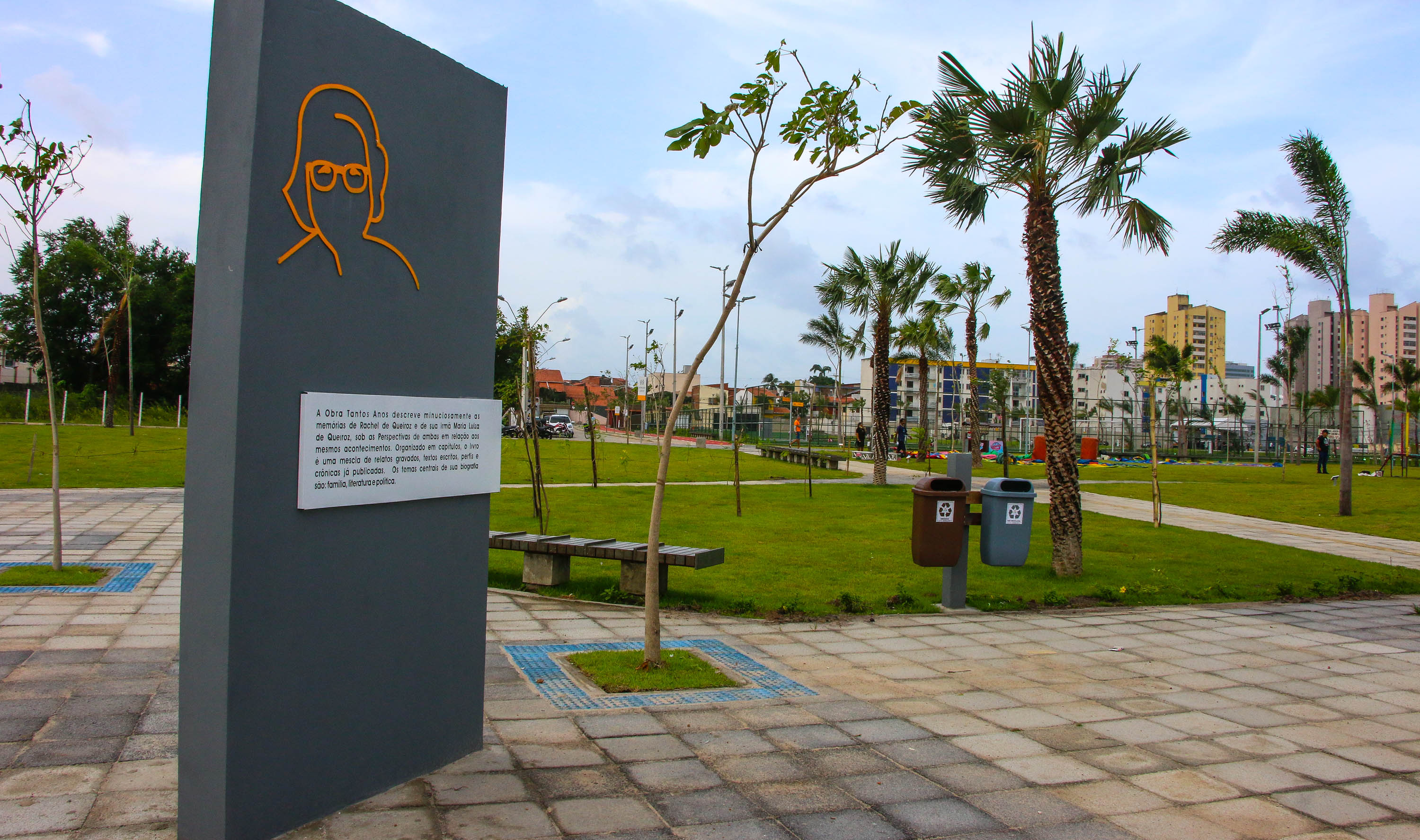 placa do parque rachel de queiroz mostrando o perfil da construtora